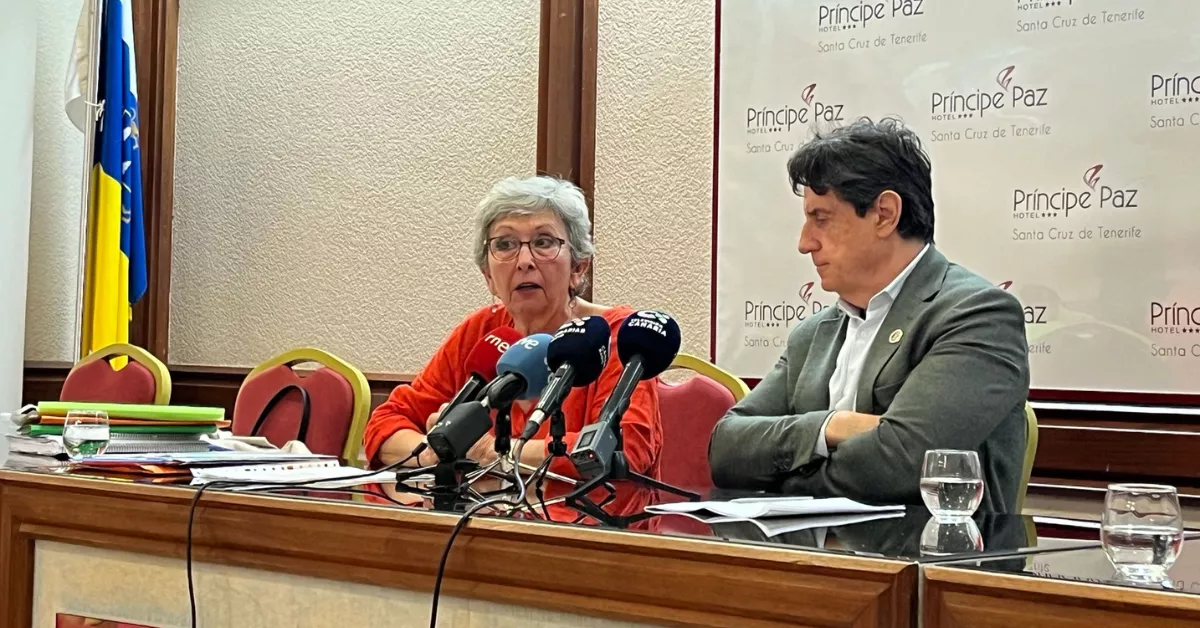 La presidenta de la asociación, Silvia Barrera, y el abogado Felipe Campos, con los medios después de que el TSJC tumbara la Ordenanza de Movilidad. /AH