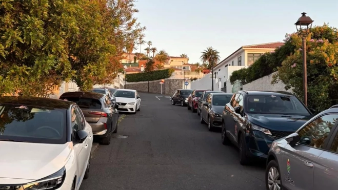 Vehiculos aparcados en la zona del mirador durante el fin de semana. / ROBERTO HEYLEN