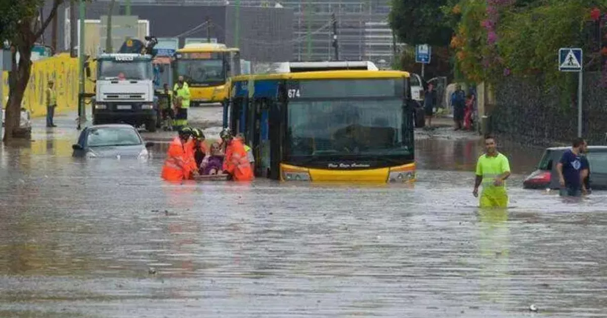 Una guagua de Las Palmas de Gran Canaria parada por inundaciones, en una imagen de archivo de 2016./ ARCHIVO