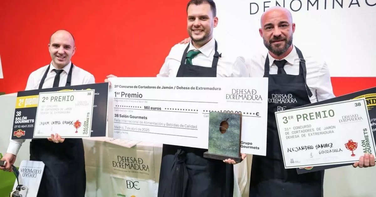 El canario Josué Falcón Morales, natural de Arucas, en el centro de la imagen, con el premio al mejor cortador de jamón de España. / AH