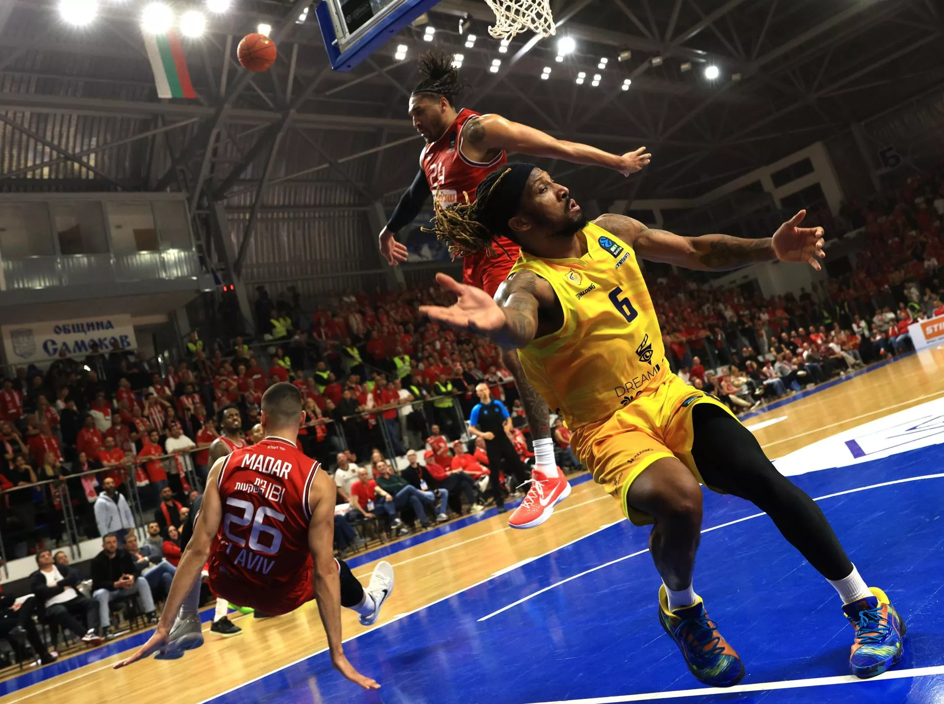 El Dreamland Gran Canaria se estrella ante el muro físico del Hapoel. / VASSIL DONEV-EPA-EFE