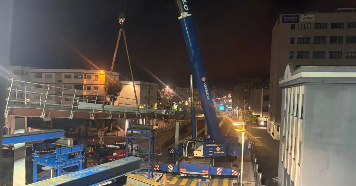 Obras de ensamblaje de una pieza de más de 50 toneladas en la pasarela de Padre Anchieta. /Cabildo de Tenerife