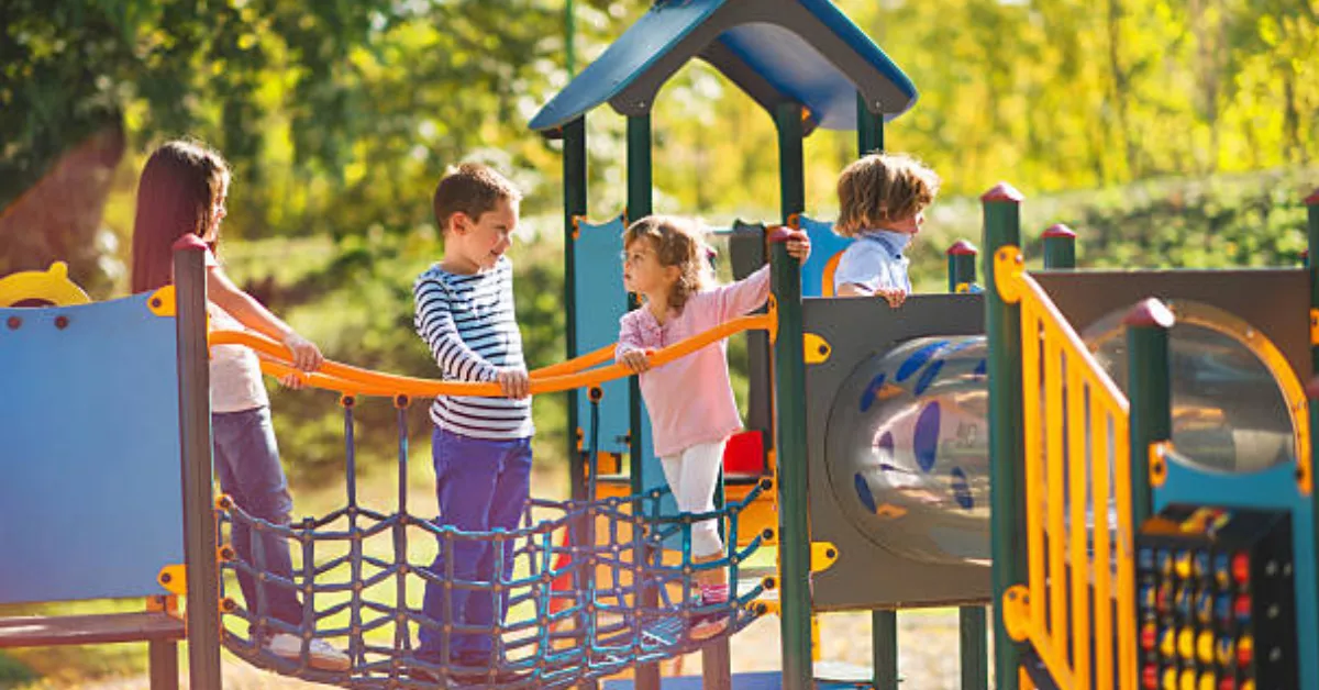 Imagen genérica de unso niños jugando en un parque infantil / PEXELS