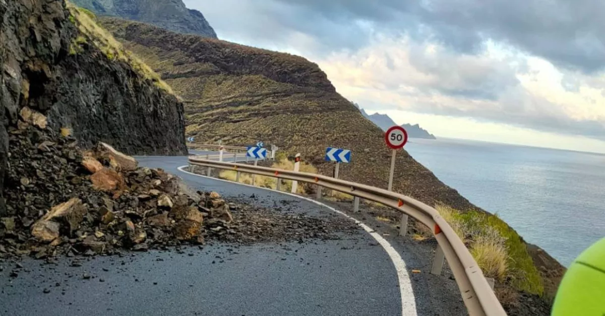 El Cabildo de Gran Canaria cierra un tramo de la carretera Agaete-El Risco por desprendimientos./ CABILDO DE GRAN CANARIA
