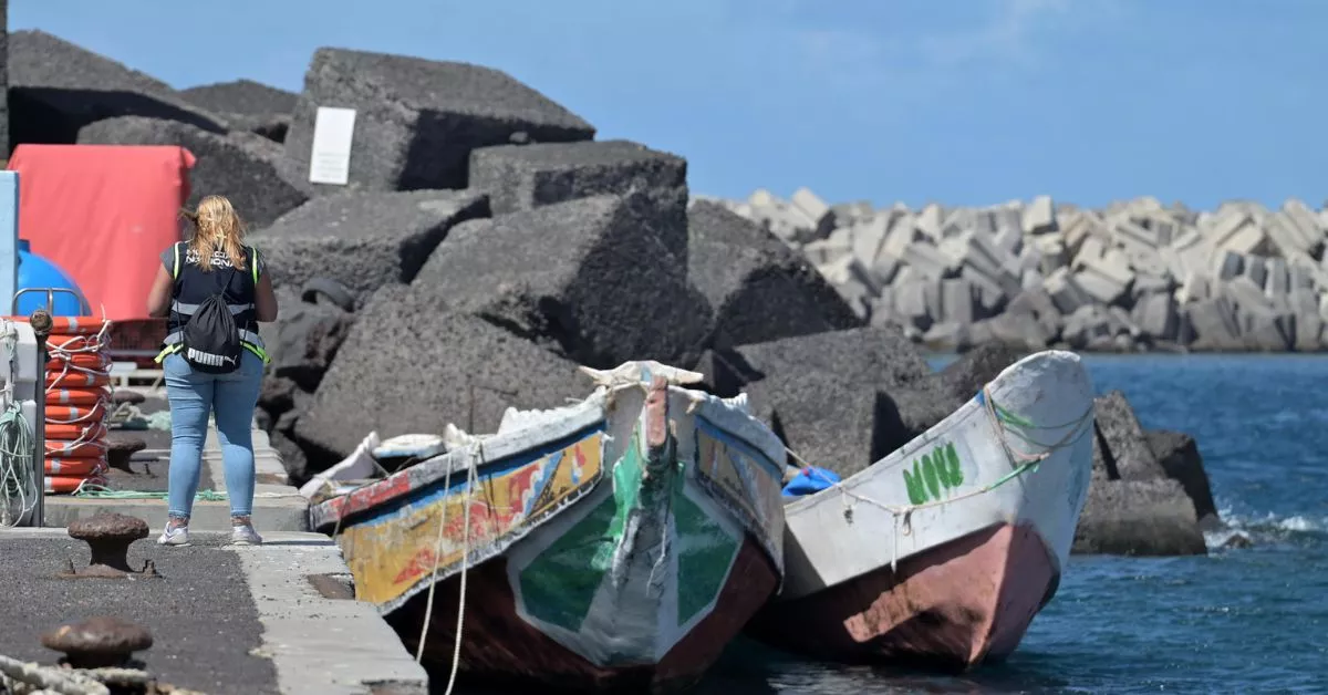 Cayuco llegado a El Hierro. /EFE/ Gelmert Finol