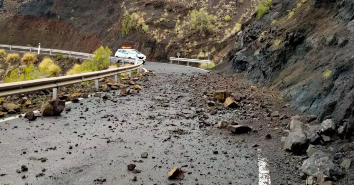 Desprendimiento de rocas entre la carretera de La Aldea y El risco de Agaete, municipio en el que más agua ha descargado la borrasca 'Olivier' hasta el momento. / AH