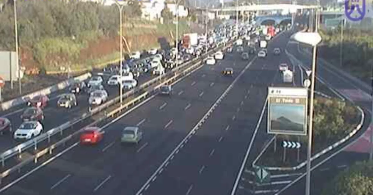 Colas en la TF-5 en sentido Santa Cruz por un accidente./ CABILDO TENERIFE