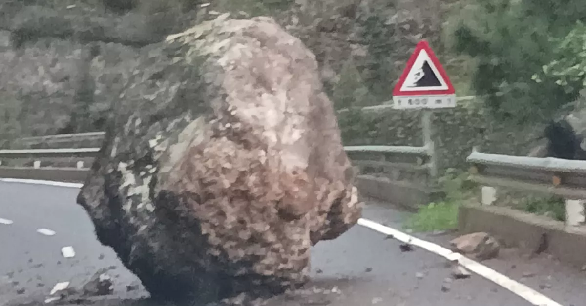 Una roca del tamaño de un coche en la LP-1, en La Palma./ RRSS