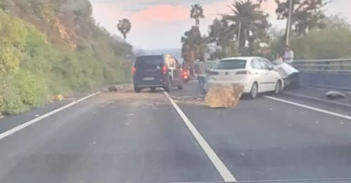 Piedra que ha caído en el capó de un coche en Los Realejos y ha provocado un accidente./ RRSS