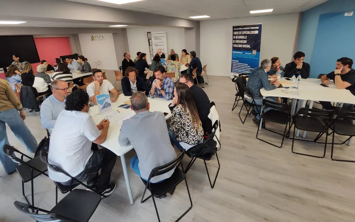 CaixaBank Dualiza impulsa la FP ante la alta demanda de perfiles tecnológicos en Canarias. / AH