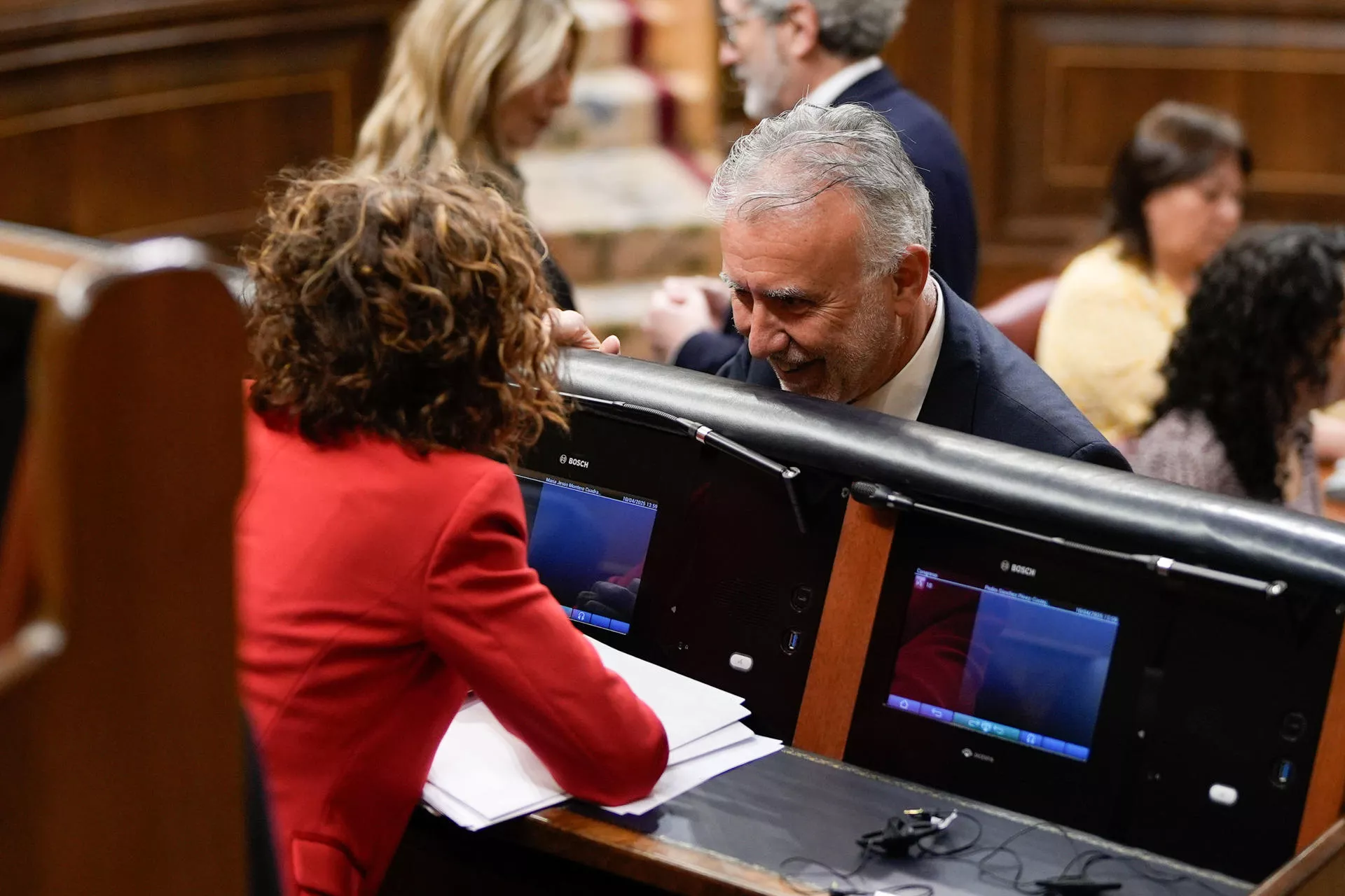 El ministro de Política Territorial, Ángel Víctor Torres (d) conversa con la ministra de Hacienda, María Jesús Montero (i) durante el pleno celebrado este jueves en el Congreso de los Diputados en Madrid. EFE/ Borja Sanchez-Trillo