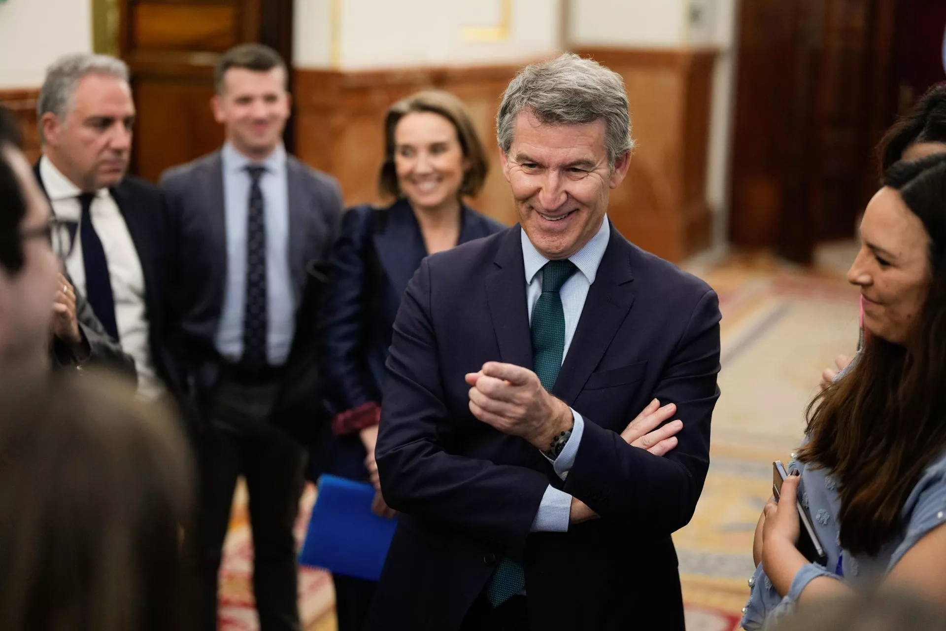 El líder del Partido Popular ,Alberto Núñez Feijóo (c) conversa con los periodistas durante un receso del pleno celebrado este jueves en el Congreso de los Diputados en Madrid. EFE/ Borja Sanchez-Trillo