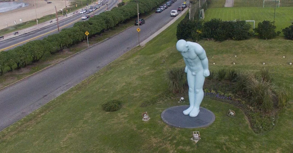 La escultura Greetingman instalada en Montevideo, Uruguay, que la Autoridad Portuaria de Las Palmas colocará en la entrada sur del Puerto de La Luz. / WIKIMEDIA COMMONS