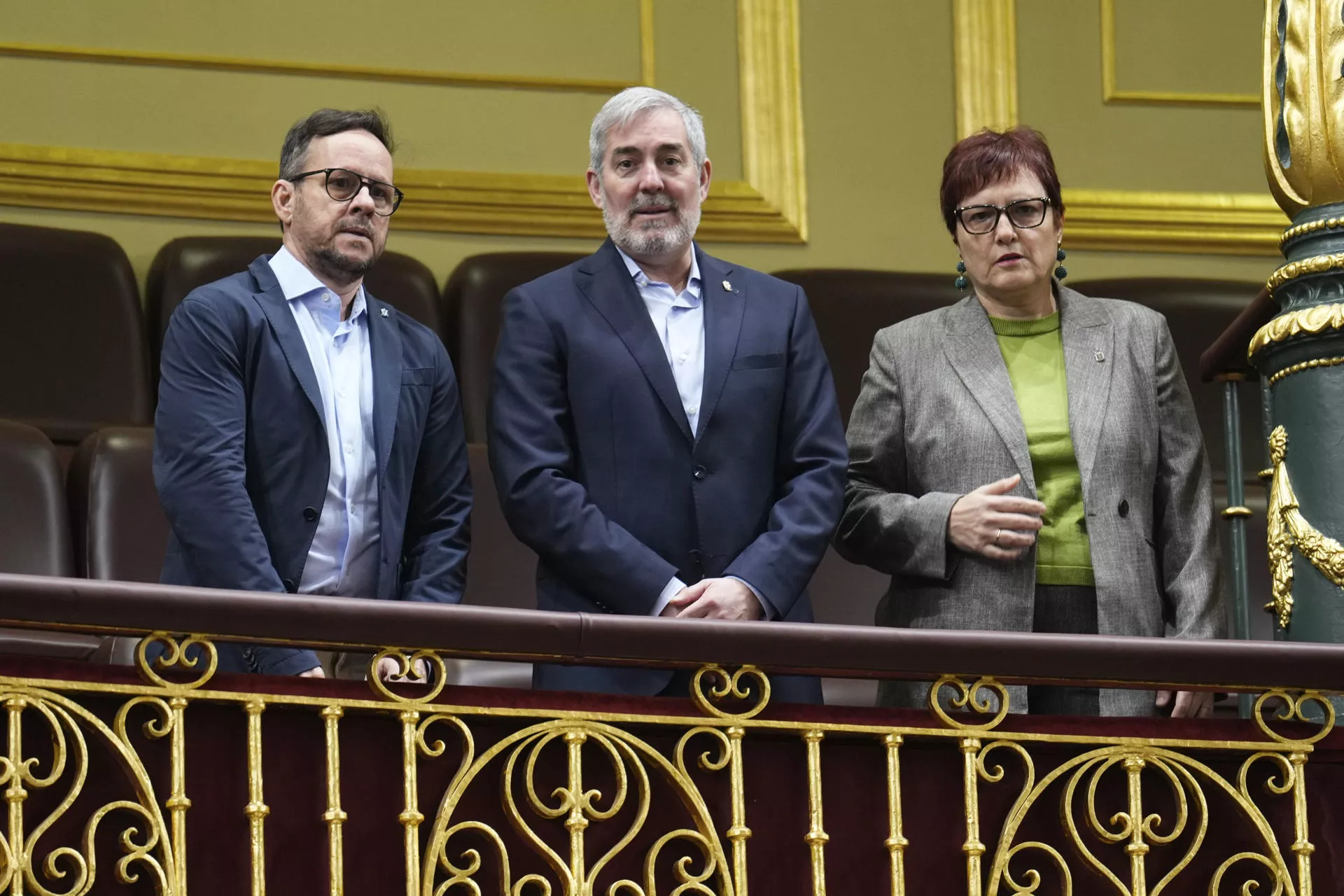 En la tribuna de invitados del Congreso el día en el que se vota la convalidación del reparto de menores, el presidente de Canarias, Fernando Clavijo (centro), la consejera de Bienestar Social del Gobierno de Canarias, Candelaria Delgado (derecha)./ EFE