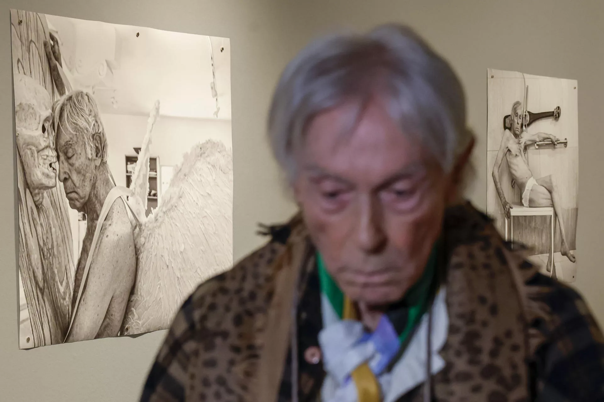 Pepe Dámaso se desnuda para reivindicar el cuerpo anciano en una exposición de Elia Verona. / ELVIRA URQUIJO A.-EFE
