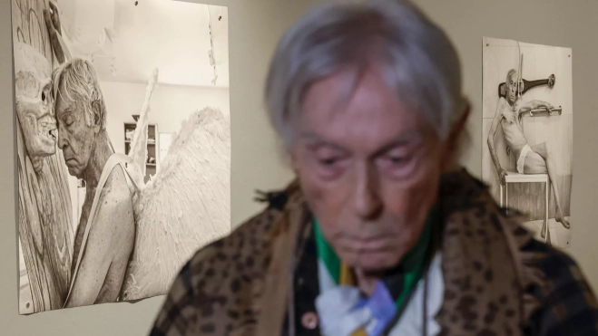 Pepe Dámaso se desnuda para reivindicar el cuerpo anciano en una exposición de Elia Verona. / ELVIRA URQUIJO A.-EFE