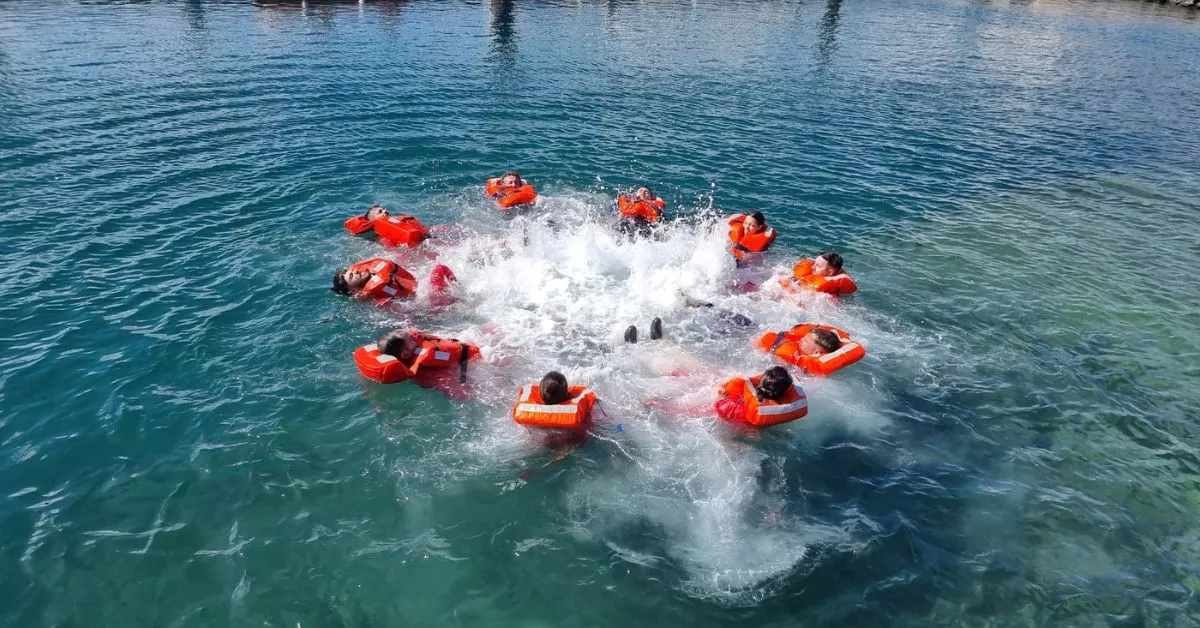 Los alumnos durante una práctica en el muelle de Taliarte, que es donde Grupo Stier imparte las formaciones para trabajar en el sector marítimo. / AH