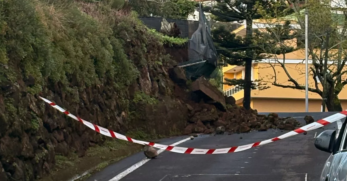 Desprendimientos en una de las carreteras de Tenerife afectadas por la borrasca Olivier./ AH
