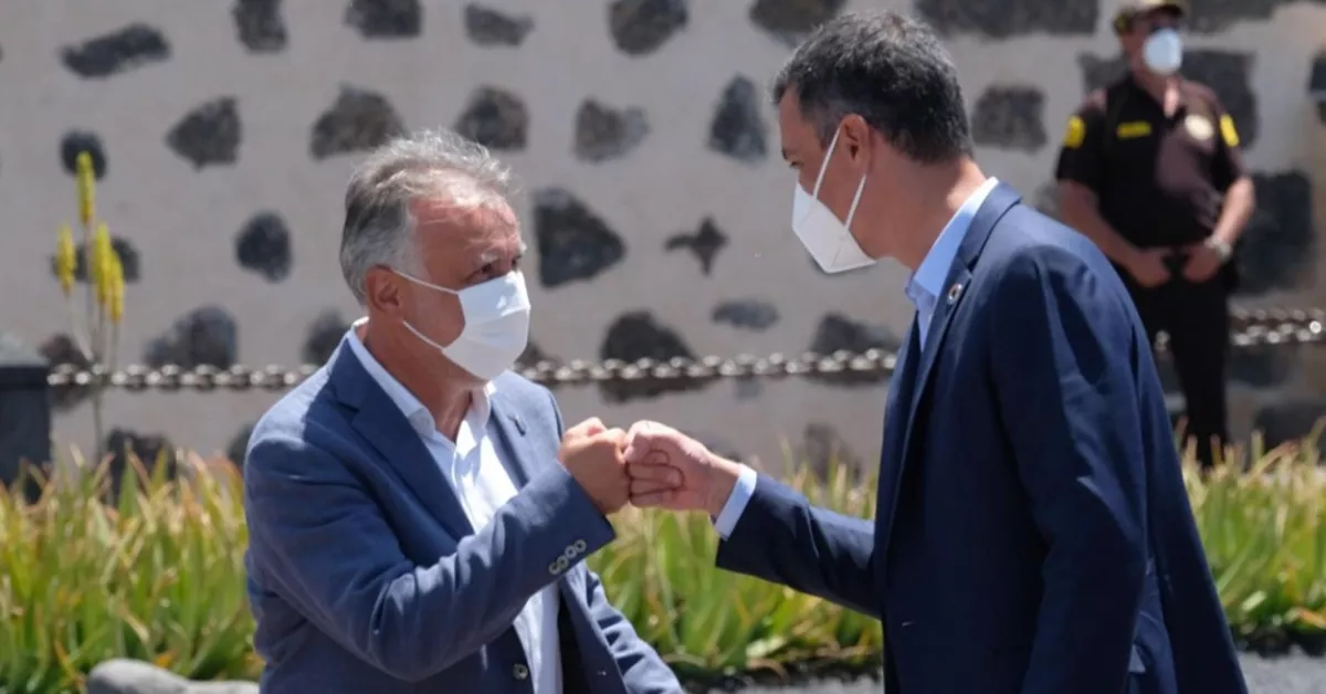 El expresidente de Canarias, Ángel Víctor Torres, y el presidente de España, Pedro Sánchez, se saludan en Lanzarote con el puño en tiempos de pandemia./ EFE
