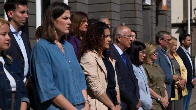 Minuto de silencio del Ayuntamiento de Las Palmas de Gran Canaria por el asesinato de Diana Carolina / EFE Minuto de silencio del Ayuntamiento de Las Palmas de Gran Canaria por el asesinato de Diana Carolina / EFE