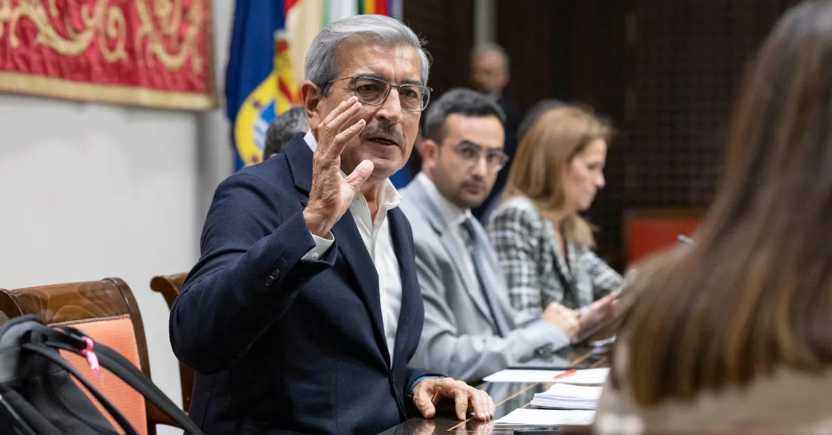 El vicepresidente y consejero de Hacienda en la pasada legislatura, Román Rodríguez, compareció este viernes en la comisión parlamentaria que investiga la compra de material sanitario durante la pandemia. EFE/ Miguel Barreto