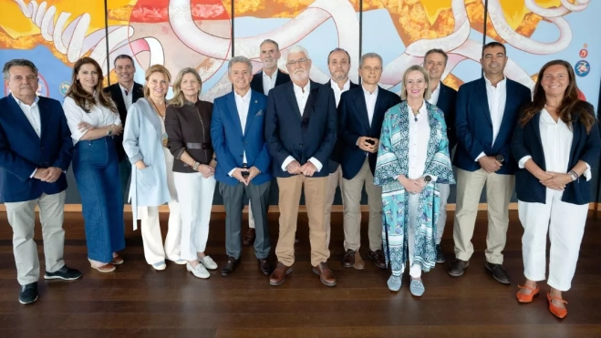 Adolfo López, en el centro, rodeado del equipo con el que se presenta a las elecciones del Real Club Náutico de Gran Canaria. / AH