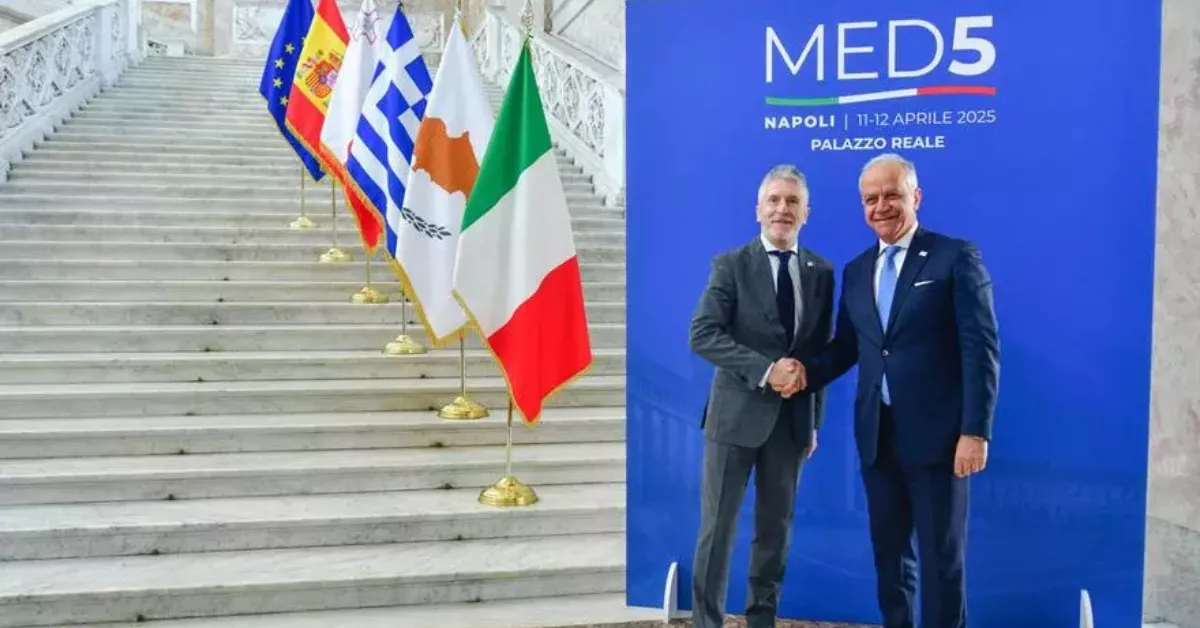 Los ministros de Interior de España, Fernando Grande-Marlaska (2d), e Italia, Matteo Piantedosi, a su llegada la cumbre del MED5 / EFE