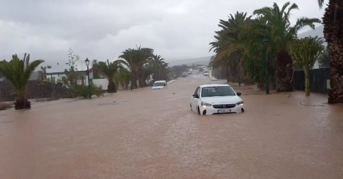 Una tromba de agua ha causado más de una veintena de incidencias en Lanzarote, sobre todo en Teguisa / AH