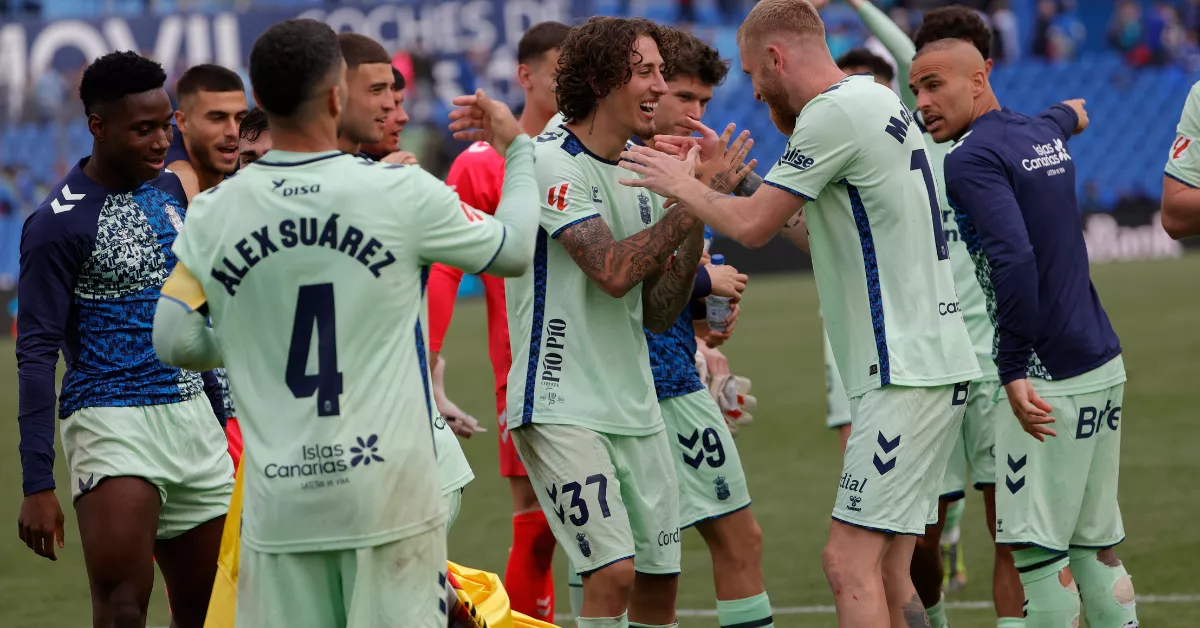 Los jugadores de Las Palmas celebran la victoria tras el encuentro de la jornada 31 de LaLiga EA Sports contra el Getafe CF / EFE