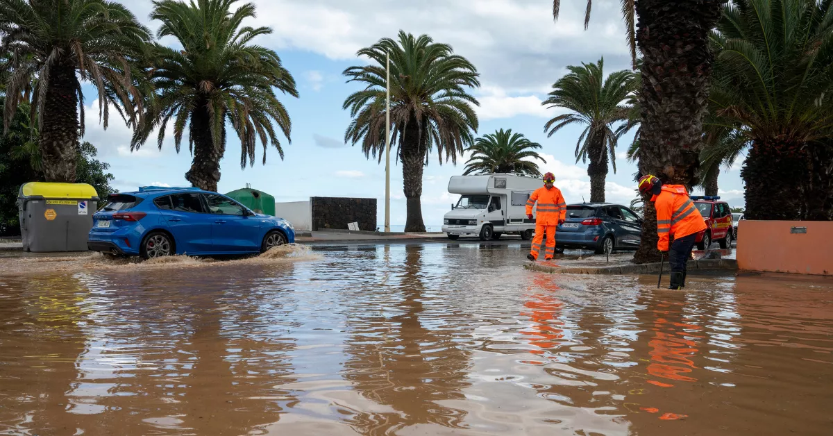 Fotografía de una calle anegada con coches afectados este sábado, en la localidad turística de Costa Teguise (Lanzarote) / EFE