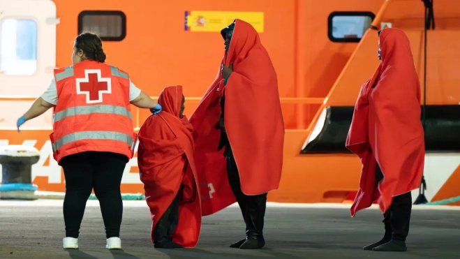 Salvamento Marítimo en Las Palmas coordinó desde la tarde noche de este sábado el rescate de 120 personas, dos de ellas menores de edad / EFE - CARLOS DE SAÁ Salvamento Marítimo en Las Palmas coordinó desde la tarde noche de este sábado el rescate de 120 personas, dos de ellas menores de edad / EFE - CARLOS DE SAÁ