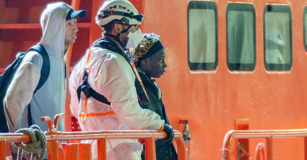 Salvamento Marítimo rescata a un grupo de personas que llegaron en un cayuco a las Islas / EFE