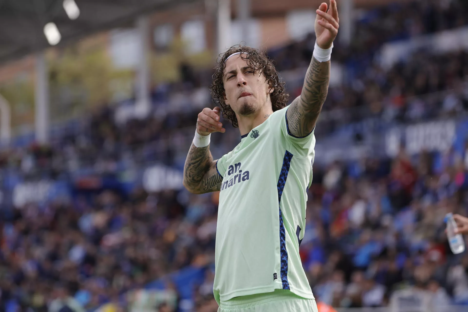 Fabio Silva celebra uno de los goles de la UD Las Palmas en Getafe que acercan al equipo amarillo a la permanencia. / ZIPI-EFE