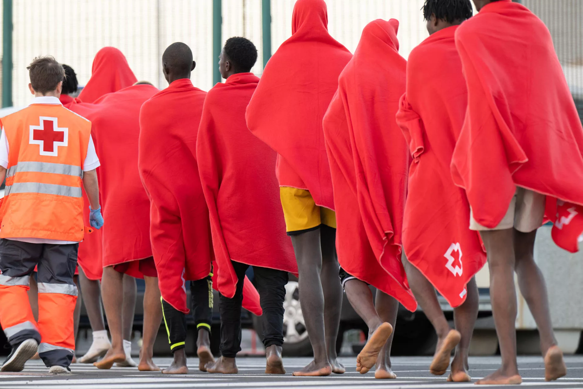  El buque de Salvamento Marítimo Guardamar Talía ha rescatado este domingo a un grupo de 50 personas. / EFE - CARLOS DE SAÁ