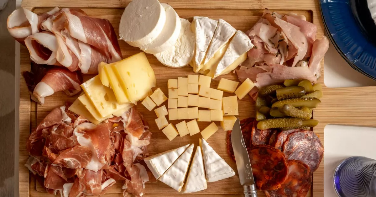 Imagen de una bandeja de embutidos / PEXELS