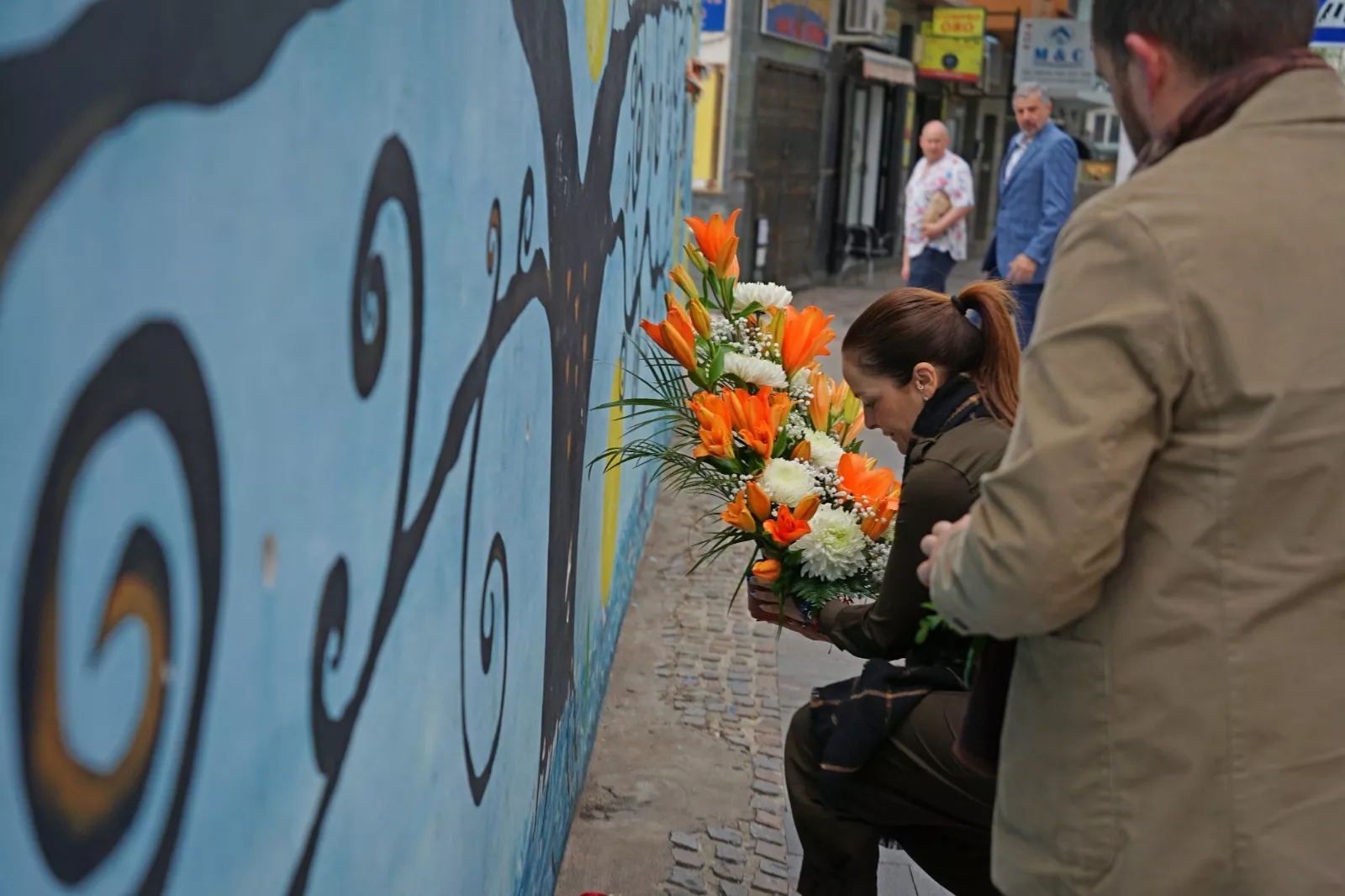 La alcaldesa de Arona, Fátima Lemes, en el homenaje a los fallecidos por el derrumbe del edificio en Los Cristianos. / AYUNTAMIENTO DE ARONA