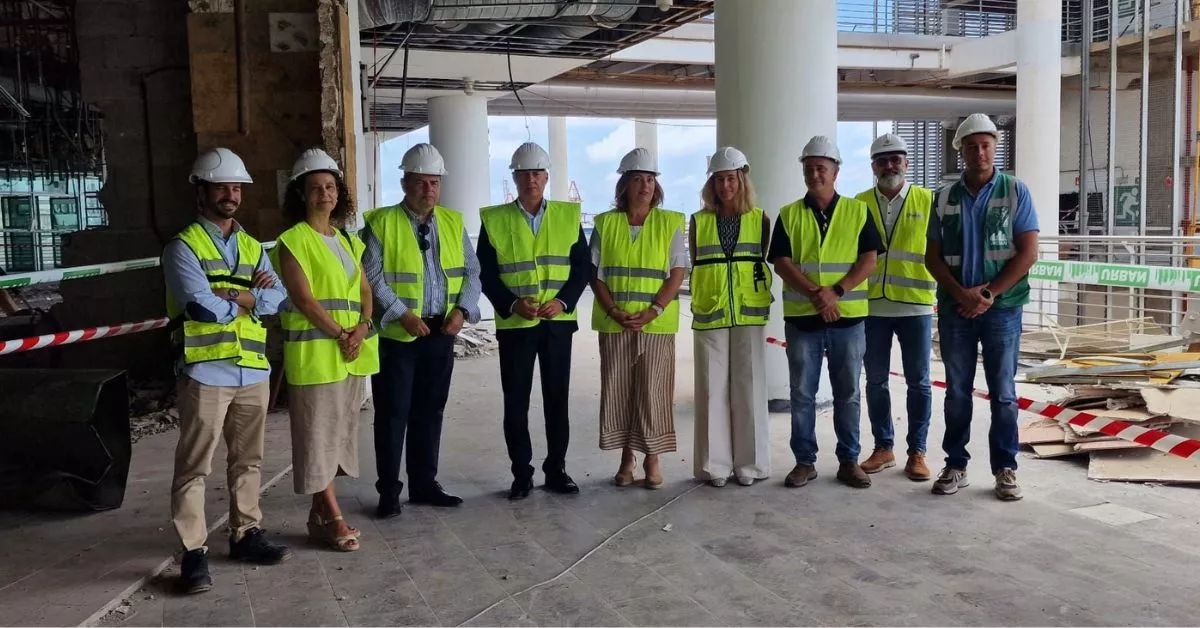 La presidenta de la Autoridad Portuaria de Las Palmas (APLP), Beatriz Calzada, en el centro de la imagen, durante una visita a las obras del Centro Comercial El Muelle, que reestrenará salas de cines. / AH