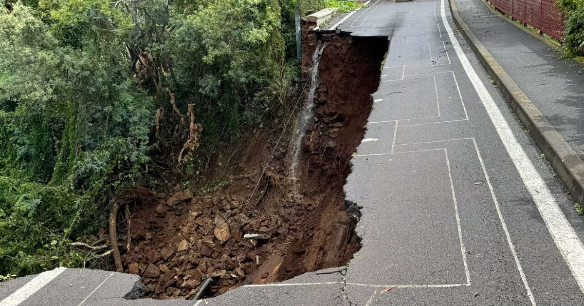 Socavón en puente Teobaldo Power. /CEDIDA