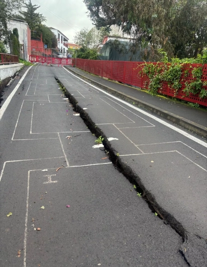 Grieta inicial aparecida antes del derrumbe. /CEDIDA