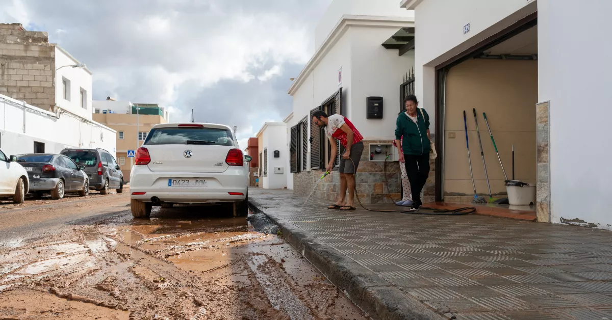  En la imagen, vecinos de Arrecife limpian de barro una calle tras los destrozos de las lluvias. EFE/ Adriel Perdomo