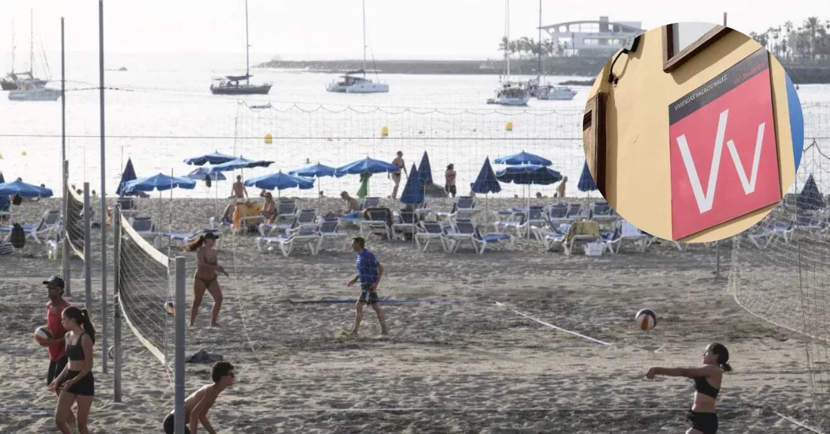 Imagen de un grupo de personas en una playa de Tenerife junto al cartel de una vivienda vacacional. / EFE - ALBERTO VALDÉS - MONTAJE AH