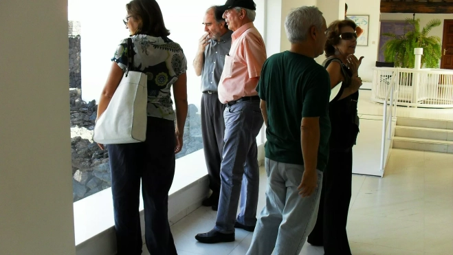 El escritor Mario Vargas Llosa (c) y su entonces esposa, Patricia Llosa Urquidi (1d), visitan en octubre de 2009 la sede de la Fundación César Manrique en Taro de Tahíche (Lanzarote), acompañados por el director de la entidad cultural, Fernando Gómez Aguilera (2i). / EFE
