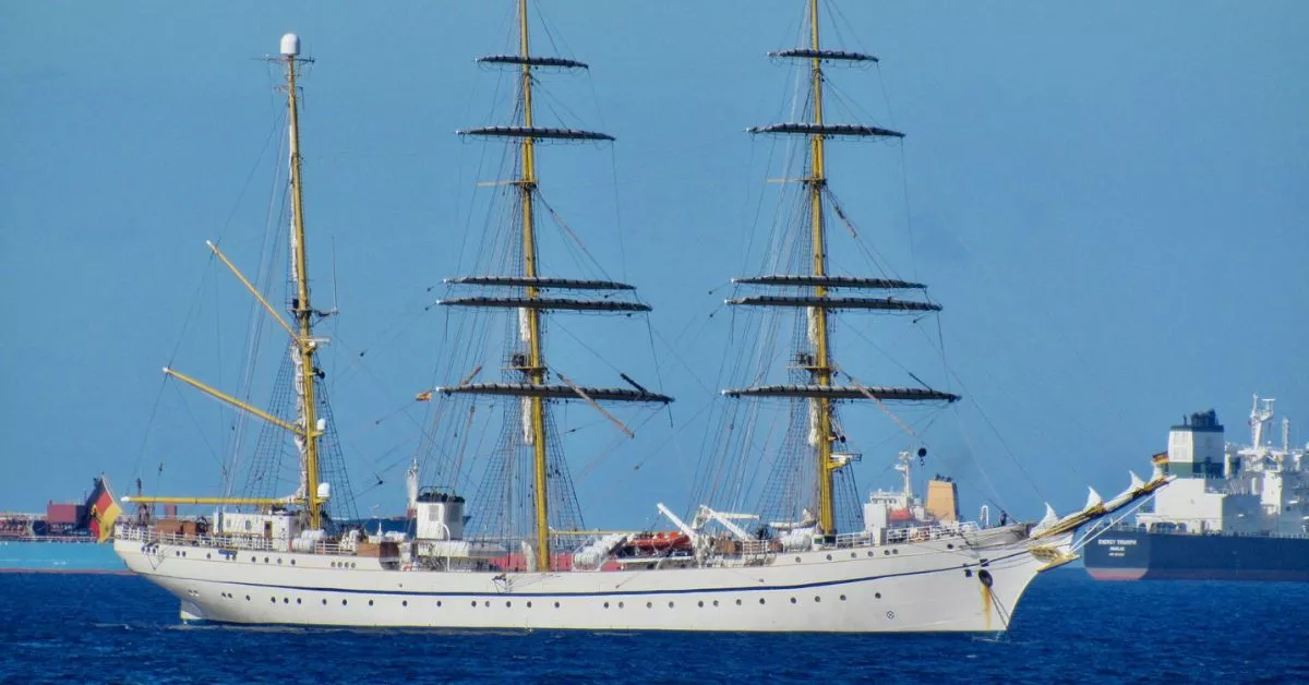 El buque escuela alemán 'Gorch Fock', fondeado en la bahía de Las Palmas de Gran Canaria. / NICOLÁS AROCHA 