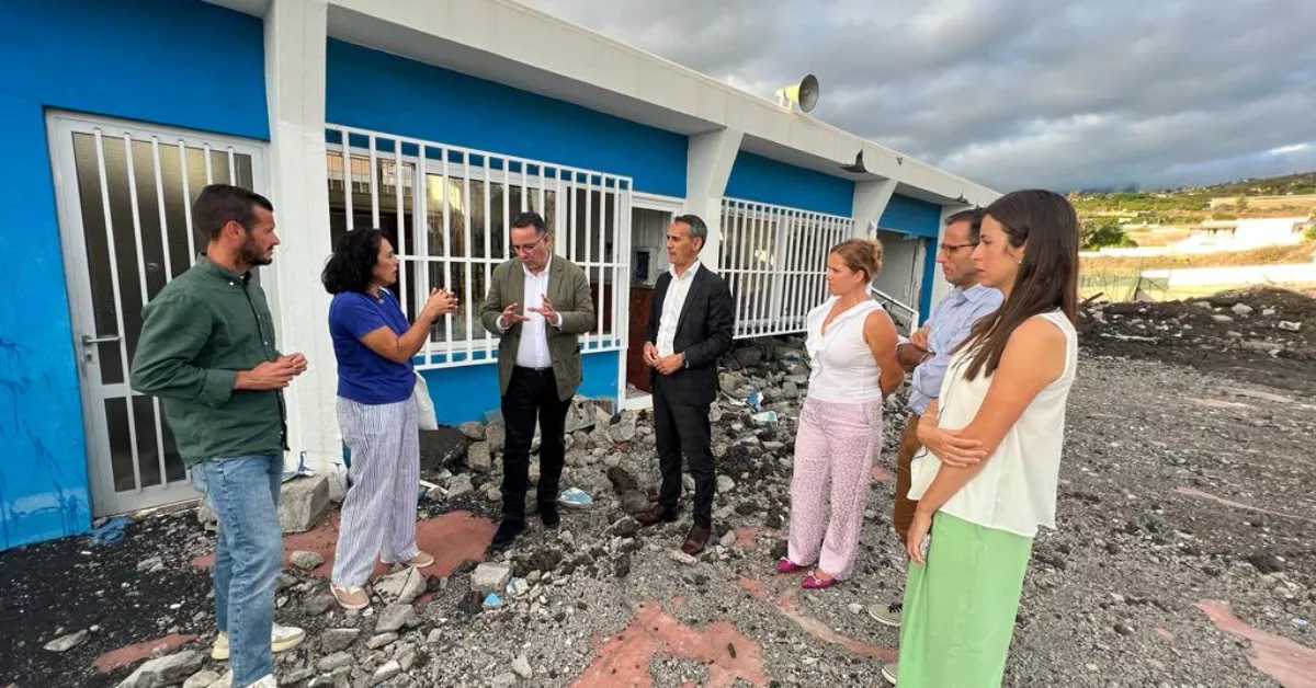 Imagen de archivo de una visita de Poli Suárez a uno de los centros afectados por el volcán. /CEDIDA