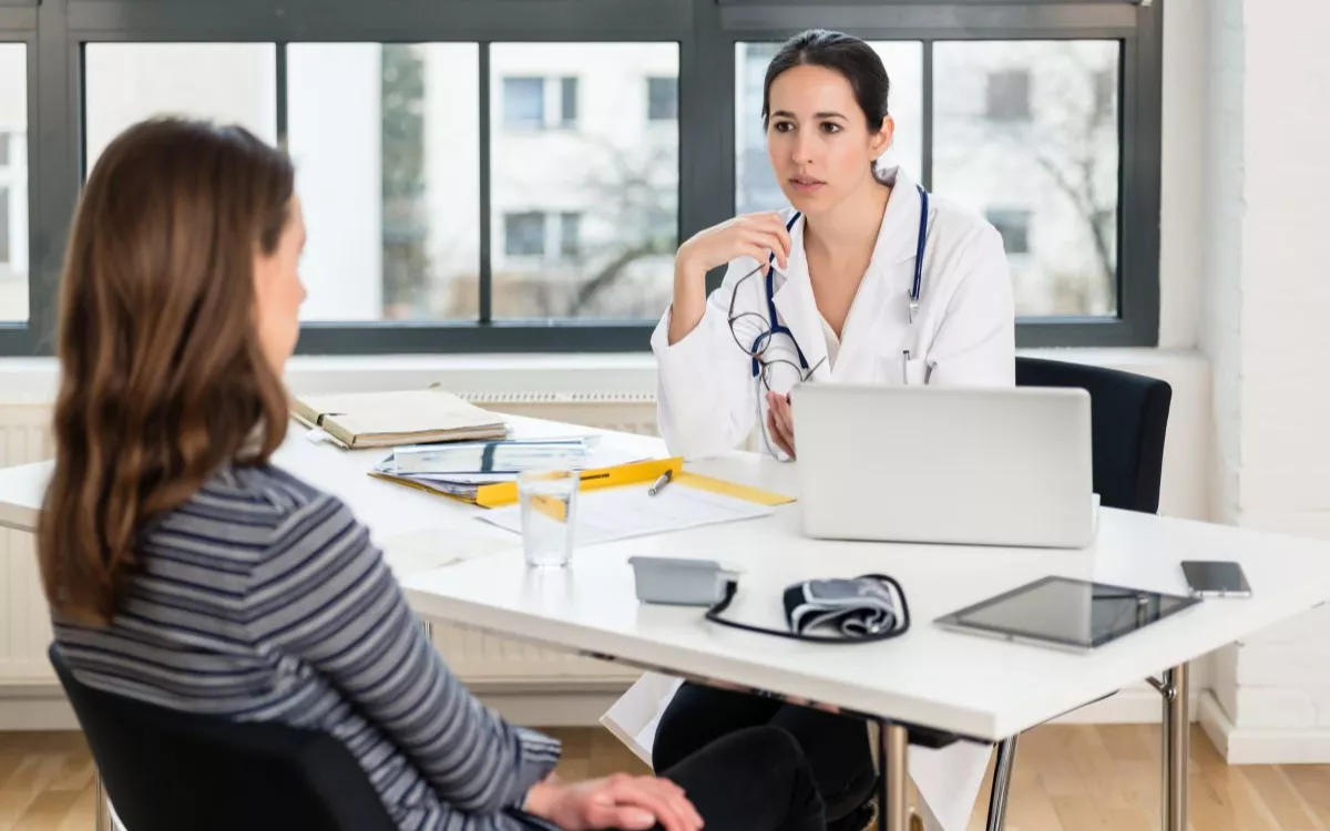 Doctora con paciente. | 123RF/kzenon