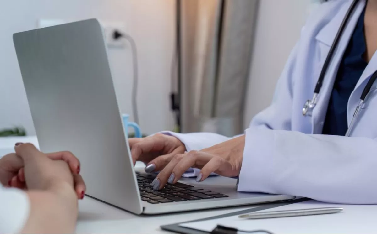 Doctora con un ordenador. | 123RF/nateemee