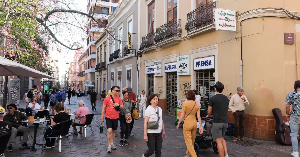 Imagen de un grupo de personas paseando por Santa Cruz de Tenerife / EFE