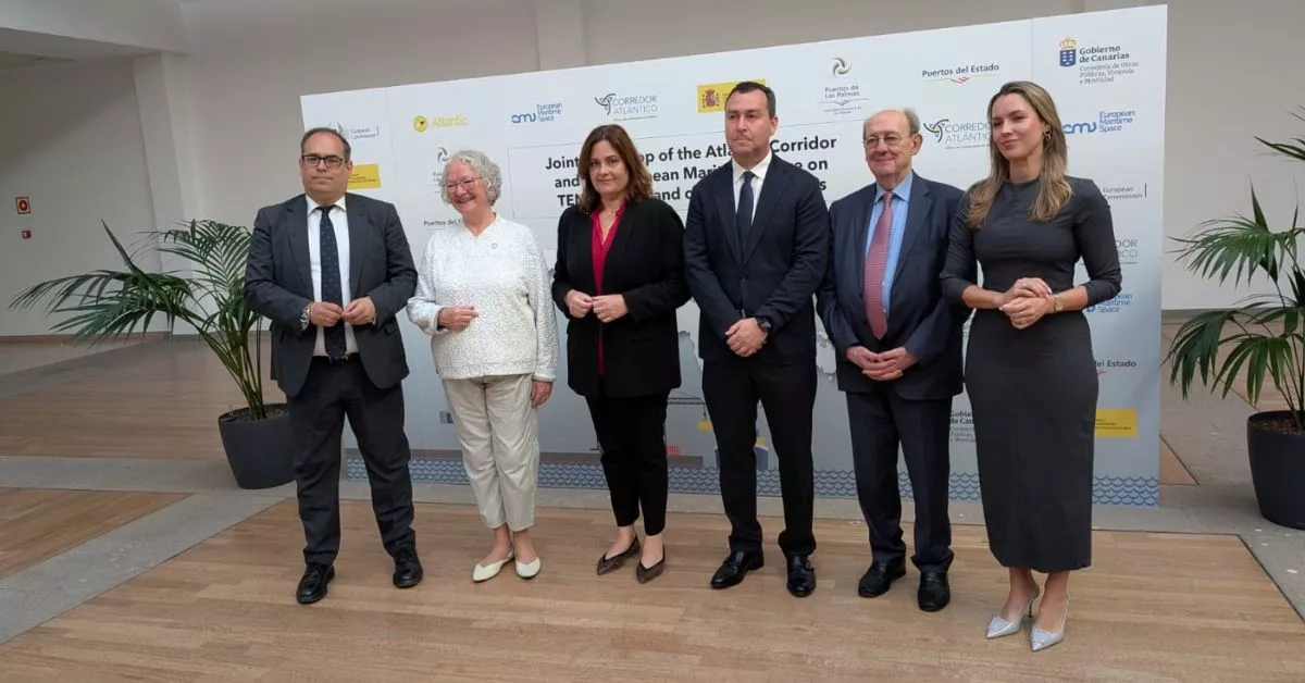 Foto de familia en la inauguración de las jornadas europeas Corredor del Atlántico, que se celebran en el Puerto de Las Palmas y analizan el papel de las regiones ultraperiféricas e insulares en el transporte marítimo. / AH
