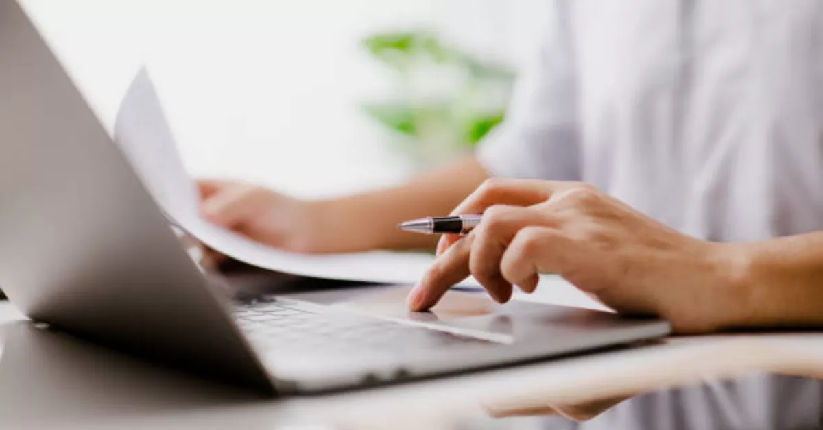 Imagen de una persona pidiendo una solicitud / PEXELS 