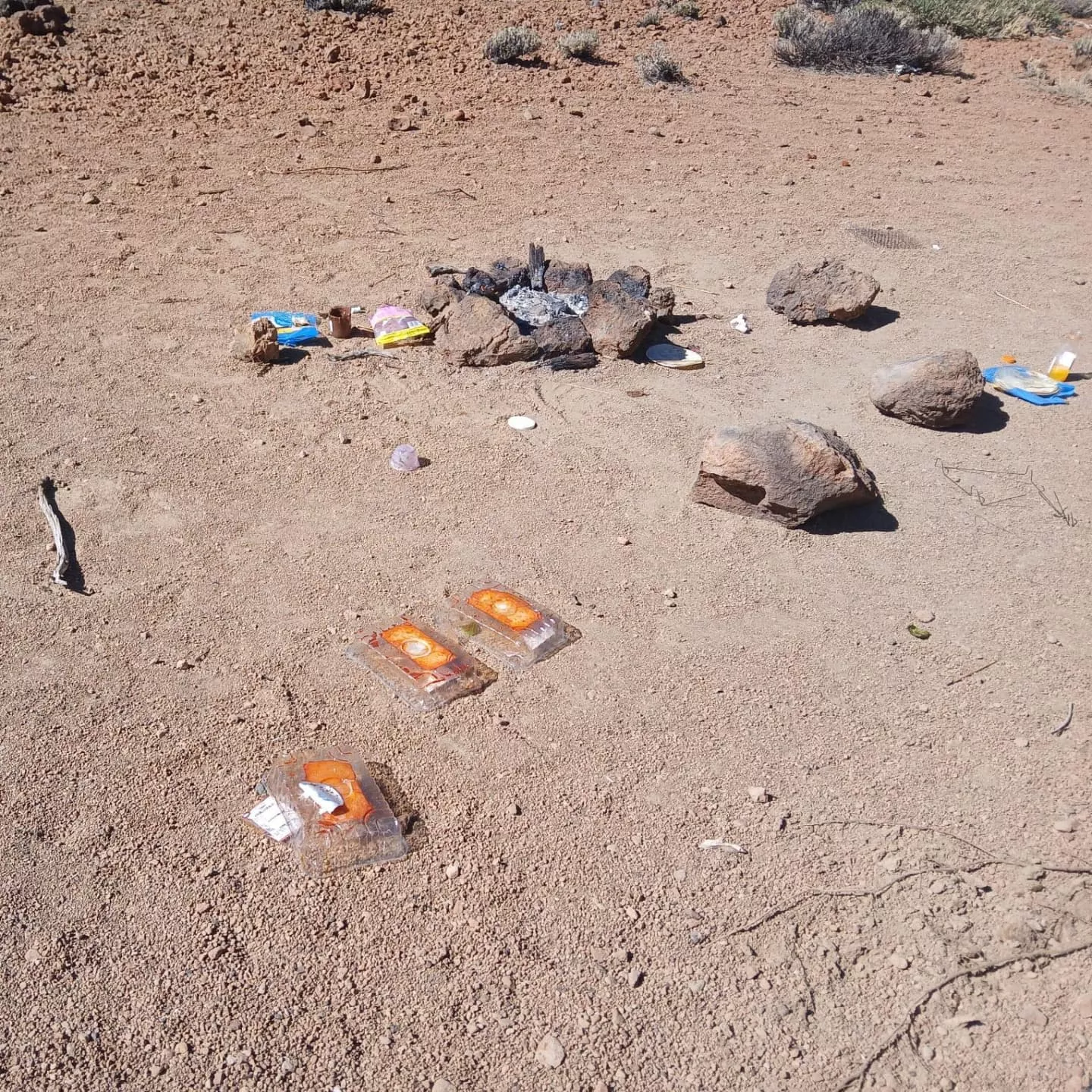 Imagen de una hoguera junto a la basura que dejaron varias personas en el Teide. / JAIME COELLO